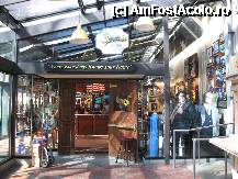[P12] Intrarea in bar, pozata pe timp de zi, intr-o plimbare prin Faneuil Hall » foto by cintus
 - 
<span class="allrVoted glyphicon glyphicon-heart hidden" id="av219169"></span>
<a class="m-l-10 hidden" id="sv219169" onclick="voting_Foto_DelVot(,219169,9314)" role="button">șterge vot <span class="glyphicon glyphicon-remove"></span></a>
<a id="v9219169" class=" c-red"  onclick="voting_Foto_SetVot(219169)" role="button"><span class="glyphicon glyphicon-heart-empty"></span> <b>LIKE</b> = Votează poza</a> <img class="hidden"  id="f219169W9" src="/imagini/loader.gif" border="0" /><span class="AjErrMes hidden" id="e219169ErM"></span>