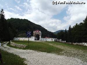 [P24] Intrarea dinspre sud în mănăstire » foto by irinad
 - 
<span class="allrVoted glyphicon glyphicon-heart hidden" id="av654105"></span>
<a class="m-l-10 hidden" id="sv654105" onclick="voting_Foto_DelVot(,654105,9386)" role="button">șterge vot <span class="glyphicon glyphicon-remove"></span></a>
<a id="v9654105" class=" c-red"  onclick="voting_Foto_SetVot(654105)" role="button"><span class="glyphicon glyphicon-heart-empty"></span> <b>LIKE</b> = Votează poza</a> <img class="hidden"  id="f654105W9" src="/imagini/loader.gif" border="0" /><span class="AjErrMes hidden" id="e654105ErM"></span>