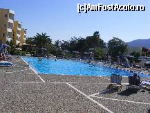 [P01] Dolphin Bay-Piscina. In stanga cladirea hotelui.  » foto by Hertha
 - 
<span class="allrVoted glyphicon glyphicon-heart hidden" id="av362138"></span>
<a class="m-l-10 hidden" id="sv362138" onclick="voting_Foto_DelVot(,362138,9396)" role="button">șterge vot <span class="glyphicon glyphicon-remove"></span></a>
<a id="v9362138" class=" c-red"  onclick="voting_Foto_SetVot(362138)" role="button"><span class="glyphicon glyphicon-heart-empty"></span> <b>LIKE</b> = Votează poza</a> <img class="hidden"  id="f362138W9" src="/imagini/loader.gif" border="0" /><span class="AjErrMes hidden" id="e362138ErM"></span>