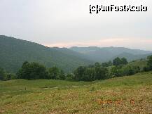 [P08] Vedere tot de lîngă schit spre nord. Direcţia este cea aproximativă a axialului Pîrîul Doamnei. În planul I este DF Schit Bahrin. La stînga se merge spre schit, la dreapta se coboară spre intersecţie. » foto by Qvadratvus
 - 
<span class="allrVoted glyphicon glyphicon-heart hidden" id="av223204"></span>
<a class="m-l-10 hidden" id="sv223204" onclick="voting_Foto_DelVot(,223204,9454)" role="button">șterge vot <span class="glyphicon glyphicon-remove"></span></a>
<a id="v9223204" class=" c-red"  onclick="voting_Foto_SetVot(223204)" role="button"><span class="glyphicon glyphicon-heart-empty"></span> <b>LIKE</b> = Votează poza</a> <img class="hidden"  id="f223204W9" src="/imagini/loader.gif" border="0" /><span class="AjErrMes hidden" id="e223204ErM"></span>