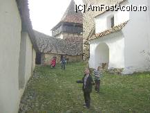 [P08] Biserica si Cetatea fortificata Viscri - curtea interioara si intrarile in incaperi - a se observa inaltimea mica a acestora » foto by biancuta
 - 
<span class="allrVoted glyphicon glyphicon-heart hidden" id="av68975"></span>
<a class="m-l-10 hidden" id="sv68975" onclick="voting_Foto_DelVot(,68975,9553)" role="button">șterge vot <span class="glyphicon glyphicon-remove"></span></a>
<a id="v968975" class=" c-red"  onclick="voting_Foto_SetVot(68975)" role="button"><span class="glyphicon glyphicon-heart-empty"></span> <b>LIKE</b> = Votează poza</a> <img class="hidden"  id="f68975W9" src="/imagini/loader.gif" border="0" /><span class="AjErrMes hidden" id="e68975ErM"></span>