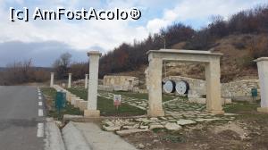 [P38] Locul în care s-a găsit Tezaurul  de la Pietroasele - au fost amplasate și coșuri de gunoi între timp. » foto by k-lator
 - 
<span class="allrVoted glyphicon glyphicon-heart hidden" id="av1208102"></span>
<a class="m-l-10 hidden" id="sv1208102" onclick="voting_Foto_DelVot(,1208102,9590)" role="button">șterge vot <span class="glyphicon glyphicon-remove"></span></a>
<a id="v91208102" class=" c-red"  onclick="voting_Foto_SetVot(1208102)" role="button"><span class="glyphicon glyphicon-heart-empty"></span> <b>LIKE</b> = Votează poza</a> <img class="hidden"  id="f1208102W9" src="/imagini/loader.gif" border="0" /><span class="AjErrMes hidden" id="e1208102ErM"></span>