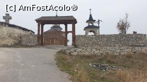 [P40] Biserica dintr-o Piatră, intrarea pe poarta principală, sculptată în lemn » foto by k-lator
 - 
<span class="allrVoted glyphicon glyphicon-heart hidden" id="av1208112"></span>
<a class="m-l-10 hidden" id="sv1208112" onclick="voting_Foto_DelVot(,1208112,9590)" role="button">șterge vot <span class="glyphicon glyphicon-remove"></span></a>
<a id="v91208112" class=" c-red"  onclick="voting_Foto_SetVot(1208112)" role="button"><span class="glyphicon glyphicon-heart-empty"></span> <b>LIKE</b> = Votează poza</a> <img class="hidden"  id="f1208112W9" src="/imagini/loader.gif" border="0" /><span class="AjErrMes hidden" id="e1208112ErM"></span>