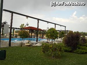 [P05] Gradina si una din piscine » foto by elena_iasi
 - 
<span class="allrVoted glyphicon glyphicon-heart hidden" id="av438174"></span>
<a class="m-l-10 hidden" id="sv438174" onclick="voting_Foto_DelVot(,438174,9604)" role="button">șterge vot <span class="glyphicon glyphicon-remove"></span></a>
<a id="v9438174" class=" c-red"  onclick="voting_Foto_SetVot(438174)" role="button"><span class="glyphicon glyphicon-heart-empty"></span> <b>LIKE</b> = Votează poza</a> <img class="hidden"  id="f438174W9" src="/imagini/loader.gif" border="0" /><span class="AjErrMes hidden" id="e438174ErM"></span>