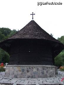 [P12] partea din spate a bisericii, se observa o mica fereastra... » foto by recul*
 - 
<span class="allrVoted glyphicon glyphicon-heart hidden" id="av133151"></span>
<a class="m-l-10 hidden" id="sv133151" onclick="voting_Foto_DelVot(,133151,9645)" role="button">șterge vot <span class="glyphicon glyphicon-remove"></span></a>
<a id="v9133151" class=" c-red"  onclick="voting_Foto_SetVot(133151)" role="button"><span class="glyphicon glyphicon-heart-empty"></span> <b>LIKE</b> = Votează poza</a> <img class="hidden"  id="f133151W9" src="/imagini/loader.gif" border="0" /><span class="AjErrMes hidden" id="e133151ErM"></span>