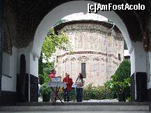 [P16] intrarea in curtea bisericii, pe mica masuta o cutie unde vizitatorii puneau un leu...asta este taxa de vizitare! » foto by recul*
 - 
<span class="allrVoted glyphicon glyphicon-heart hidden" id="av133157"></span>
<a class="m-l-10 hidden" id="sv133157" onclick="voting_Foto_DelVot(,133157,9645)" role="button">șterge vot <span class="glyphicon glyphicon-remove"></span></a>
<a id="v9133157" class=" c-red"  onclick="voting_Foto_SetVot(133157)" role="button"><span class="glyphicon glyphicon-heart-empty"></span> <b>LIKE</b> = Votează poza</a> <img class="hidden"  id="f133157W9" src="/imagini/loader.gif" border="0" /><span class="AjErrMes hidden" id="e133157ErM"></span>