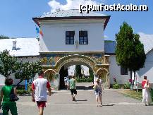 [P07] Intrarea curtea Manastirii Dintr-un Lemn » foto by mario 110
 - 
<span class="allrVoted glyphicon glyphicon-heart hidden" id="av47295"></span>
<a class="m-l-10 hidden" id="sv47295" onclick="voting_Foto_DelVot(,47295,9645)" role="button">șterge vot <span class="glyphicon glyphicon-remove"></span></a>
<a id="v947295" class=" c-red"  onclick="voting_Foto_SetVot(47295)" role="button"><span class="glyphicon glyphicon-heart-empty"></span> <b>LIKE</b> = Votează poza</a> <img class="hidden"  id="f47295W9" src="/imagini/loader.gif" border="0" /><span class="AjErrMes hidden" id="e47295ErM"></span>