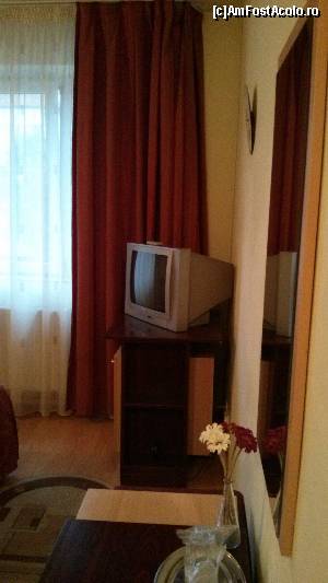 [P02] Camera de hotel, se vede masuta cu scaunele de cafea, care nu prea ne-au fost utile » foto by alle4295
 - 
<span class="allrVoted glyphicon glyphicon-heart hidden" id="av683544"></span>
<a class="m-l-10 hidden" id="sv683544" onclick="voting_Foto_DelVot(,683544,9760)" role="button">șterge vot <span class="glyphicon glyphicon-remove"></span></a>
<a id="v9683544" class=" c-red"  onclick="voting_Foto_SetVot(683544)" role="button"><span class="glyphicon glyphicon-heart-empty"></span> <b>LIKE</b> = Votează poza</a> <img class="hidden"  id="f683544W9" src="/imagini/loader.gif" border="0" /><span class="AjErrMes hidden" id="e683544ErM"></span>
