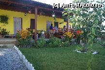 [P02] Casa pozata din curte. Se vede o parte din gradinita cu flori si masa cu bancute de pe terasa. » foto by cintus
 - 
<span class="allrVoted glyphicon glyphicon-heart hidden" id="av239849"></span>
<a class="m-l-10 hidden" id="sv239849" onclick="voting_Foto_DelVot(,239849,9775)" role="button">șterge vot <span class="glyphicon glyphicon-remove"></span></a>
<a id="v9239849" class=" c-red"  onclick="voting_Foto_SetVot(239849)" role="button"><span class="glyphicon glyphicon-heart-empty"></span> <b>LIKE</b> = Votează poza</a> <img class="hidden"  id="f239849W9" src="/imagini/loader.gif" border="0" /><span class="AjErrMes hidden" id="e239849ErM"></span>
