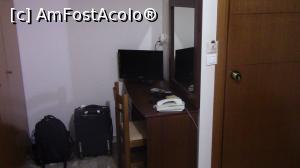 [P03] Dotarile camerei: masuta cu oglinda pe care sunt asezate televizorul LCD si telefonul. » foto by ovidiuyepi
 - 
<span class="allrVoted glyphicon glyphicon-heart hidden" id="av795208"></span>
<a class="m-l-10 hidden" id="sv795208" onclick="voting_Foto_DelVot(,795208,9781)" role="button">șterge vot <span class="glyphicon glyphicon-remove"></span></a>
<a id="v9795208" class=" c-red"  onclick="voting_Foto_SetVot(795208)" role="button"><span class="glyphicon glyphicon-heart-empty"></span> <b>LIKE</b> = Votează poza</a> <img class="hidden"  id="f795208W9" src="/imagini/loader.gif" border="0" /><span class="AjErrMes hidden" id="e795208ErM"></span>