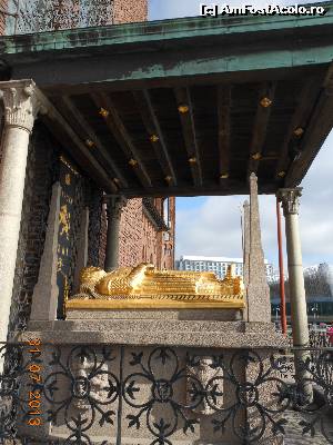 [P07] Stockholm - Primăria. Cenotaful aurit al lui Birger Jarl, legendarul fondator al oraşului.  » foto by iulianic
 - 
<span class="allrVoted glyphicon glyphicon-heart hidden" id="av603673"></span>
<a class="m-l-10 hidden" id="sv603673" onclick="voting_Foto_DelVot(,603673,9962)" role="button">șterge vot <span class="glyphicon glyphicon-remove"></span></a>
<a id="v9603673" class=" c-red"  onclick="voting_Foto_SetVot(603673)" role="button"><span class="glyphicon glyphicon-heart-empty"></span> <b>LIKE</b> = Votează poza</a> <img class="hidden"  id="f603673W9" src="/imagini/loader.gif" border="0" /><span class="AjErrMes hidden" id="e603673ErM"></span>