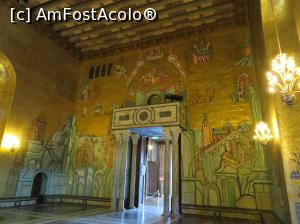 [P40] Sala de Aur din primărie. Aici se vede că din cauza băncuțelor pe lângă perete care au fost adăugate ulterior, imaginea a fost decalată iar călărețului care se vede aproape de tavan nu i-a mai ieșit capul. Dar toate s-au potrivit pentru că el chiar a murit decapitat într-o bătălie. » foto by Aurici
 - 
<span class="allrVoted glyphicon glyphicon-heart hidden" id="av799902"></span>
<a class="m-l-10 hidden" id="sv799902" onclick="voting_Foto_DelVot(,799902,9962)" role="button">șterge vot <span class="glyphicon glyphicon-remove"></span></a>
<a id="v9799902" class=" c-red"  onclick="voting_Foto_SetVot(799902)" role="button"><span class="glyphicon glyphicon-heart-empty"></span> <b>LIKE</b> = Votează poza</a> <img class="hidden"  id="f799902W9" src="/imagini/loader.gif" border="0" /><span class="AjErrMes hidden" id="e799902ErM"></span>