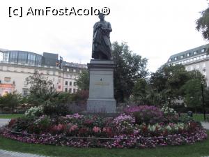 [P60] Statuia lui Berzelius în fața Teatrului Dramatic din Stockholm.  » foto by Aurici
 - 
<span class="allrVoted glyphicon glyphicon-heart hidden" id="av799922"></span>
<a class="m-l-10 hidden" id="sv799922" onclick="voting_Foto_DelVot(,799922,9962)" role="button">șterge vot <span class="glyphicon glyphicon-remove"></span></a>
<a id="v9799922" class=" c-red"  onclick="voting_Foto_SetVot(799922)" role="button"><span class="glyphicon glyphicon-heart-empty"></span> <b>LIKE</b> = Votează poza</a> <img class="hidden"  id="f799922W9" src="/imagini/loader.gif" border="0" /><span class="AjErrMes hidden" id="e799922ErM"></span>