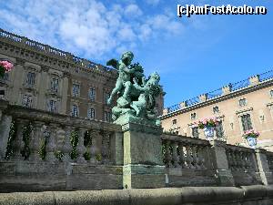 [P03] Unul dintre grupurile statuare care decoreaza Palatul Regal din Stockholm » foto by ileanaxperta*
 - 
<span class="allrVoted glyphicon glyphicon-heart hidden" id="av580206"></span>
<a class="m-l-10 hidden" id="sv580206" onclick="voting_Foto_DelVot(,580206,9962)" role="button">șterge vot <span class="glyphicon glyphicon-remove"></span></a>
<a id="v9580206" class=" c-red"  onclick="voting_Foto_SetVot(580206)" role="button"><span class="glyphicon glyphicon-heart-empty"></span> <b>LIKE</b> = Votează poza</a> <img class="hidden"  id="f580206W9" src="/imagini/loader.gif" border="0" /><span class="AjErrMes hidden" id="e580206ErM"></span>