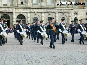 [P32] Parada militara si schimbarea garzii regale de la Palatul Regal din Stockholm » foto by ileanaxperta*
 - 
<span class="allrVoted glyphicon glyphicon-heart hidden" id="av580236"></span>
<a class="m-l-10 hidden" id="sv580236" onclick="voting_Foto_DelVot(,580236,9962)" role="button">șterge vot <span class="glyphicon glyphicon-remove"></span></a>
<a id="v9580236" class=" c-red"  onclick="voting_Foto_SetVot(580236)" role="button"><span class="glyphicon glyphicon-heart-empty"></span> <b>LIKE</b> = Votează poza</a> <img class="hidden"  id="f580236W9" src="/imagini/loader.gif" border="0" /><span class="AjErrMes hidden" id="e580236ErM"></span>