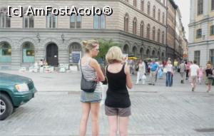 [P11] Două turiste americane ce practică ”knowledge trip” (excursie de cunoaștere), la pas, cu harta în mână.  » foto by glcitizen
 - 
<span class="allrVoted glyphicon glyphicon-heart hidden" id="av959983"></span>
<a class="m-l-10 hidden" id="sv959983" onclick="voting_Foto_DelVot(,959983,9962)" role="button">șterge vot <span class="glyphicon glyphicon-remove"></span></a>
<a id="v9959983" class=" c-red"  onclick="voting_Foto_SetVot(959983)" role="button"><span class="glyphicon glyphicon-heart-empty"></span> <b>LIKE</b> = Votează poza</a> <img class="hidden"  id="f959983W9" src="/imagini/loader.gif" border="0" /><span class="AjErrMes hidden" id="e959983ErM"></span>