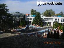 [P19] Hunguest Hotel Beke Hajduszoboszlo - o parte din domeniul hotelului. În fundal partea de wellnes, în stânga piscinele acoperite şi în prim-plan piscina exterioară cu apă termală. » foto by creivean
 - 
<span class="allrVoted glyphicon glyphicon-heart hidden" id="av247095"></span>
<a class="m-l-10 hidden" id="sv247095" onclick="voting_Foto_DelVot(,247095,9971)" role="button">șterge vot <span class="glyphicon glyphicon-remove"></span></a>
<a id="v9247095" class=" c-red"  onclick="voting_Foto_SetVot(247095)" role="button"><span class="glyphicon glyphicon-heart-empty"></span> <b>LIKE</b> = Votează poza</a> <img class="hidden"  id="f247095W9" src="/imagini/loader.gif" border="0" /><span class="AjErrMes hidden" id="e247095ErM"></span>