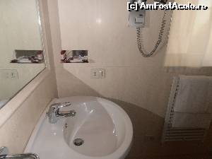 [P10] Hotel Pineta Palace - sala de baie » foto by sunflower
 - 
<span class="allrVoted glyphicon glyphicon-heart hidden" id="av524439"></span>
<a class="m-l-10 hidden" id="sv524439" onclick="voting_Foto_DelVot(,524439,9979)" role="button">șterge vot <span class="glyphicon glyphicon-remove"></span></a>
<a id="v9524439" class=" c-red"  onclick="voting_Foto_SetVot(524439)" role="button"><span class="glyphicon glyphicon-heart-empty"></span> <b>LIKE</b> = Votează poza</a> <img class="hidden"  id="f524439W9" src="/imagini/loader.gif" border="0" /><span class="AjErrMes hidden" id="e524439ErM"></span>