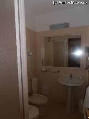 [P09] Hotel Pineta Palace - sala de baie » foto by sunflower
 - 
<span class="allrVoted glyphicon glyphicon-heart hidden" id="av524438"></span>
<a class="m-l-10 hidden" id="sv524438" onclick="voting_Foto_DelVot(,524438,9979)" role="button">șterge vot <span class="glyphicon glyphicon-remove"></span></a>
<a id="v9524438" class=" c-red"  onclick="voting_Foto_SetVot(524438)" role="button"><span class="glyphicon glyphicon-heart-empty"></span> <b>LIKE</b> = Votează poza</a> <img class="hidden"  id="f524438W9" src="/imagini/loader.gif" border="0" /><span class="AjErrMes hidden" id="e524438ErM"></span>