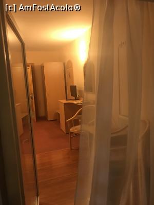[P28] Apollo Hotel Sibiu, prin camera 206 » foto by krisstinna
 - 
<span class="allrVoted glyphicon glyphicon-heart hidden" id="av937586"></span>
<a class="m-l-10 hidden" id="sv937586" onclick="voting_Foto_DelVot(,937586,10003)" role="button">șterge vot <span class="glyphicon glyphicon-remove"></span></a>
<a id="v9937586" class=" c-red"  onclick="voting_Foto_SetVot(937586)" role="button"><span class="glyphicon glyphicon-heart-empty"></span> <b>LIKE</b> = Votează poza</a> <img class="hidden"  id="f937586W9" src="/imagini/loader.gif" border="0" /><span class="AjErrMes hidden" id="e937586ErM"></span>