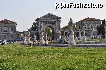 [P03] Padova, un oras foarte dragut, principala atractie turistica fiind catedrala sf. anton de padova (care 'gazduieste' moastele sfantului)  » foto by oanaboteanu
 - 
<span class="allrVoted glyphicon glyphicon-heart hidden" id="av390912"></span>
<a class="m-l-10 hidden" id="sv390912" onclick="voting_Foto_DelVot(,390912,10103)" role="button">șterge vot <span class="glyphicon glyphicon-remove"></span></a>
<a id="v9390912" class=" c-red"  onclick="voting_Foto_SetVot(390912)" role="button"><span class="glyphicon glyphicon-heart-empty"></span> <b>LIKE</b> = Votează poza</a> <img class="hidden"  id="f390912W9" src="/imagini/loader.gif" border="0" /><span class="AjErrMes hidden" id="e390912ErM"></span>