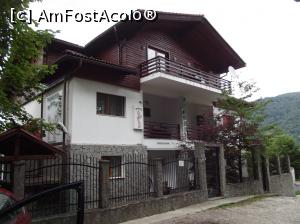 [P01] Pensiunea Fratii Montana, Sinaia. Camera noastra a fost la etajul1, in dreapta. » foto by ascent
 - 
<span class="allrVoted glyphicon glyphicon-heart hidden" id="av1187610"></span>
<a class="m-l-10 hidden" id="sv1187610" onclick="voting_Foto_DelVot(,1187610,10247)" role="button">șterge vot <span class="glyphicon glyphicon-remove"></span></a>
<a id="v91187610" class=" c-red"  onclick="voting_Foto_SetVot(1187610)" role="button"><span class="glyphicon glyphicon-heart-empty"></span> <b>LIKE</b> = Votează poza</a> <img class="hidden"  id="f1187610W9" src="/imagini/loader.gif" border="0" /><span class="AjErrMes hidden" id="e1187610ErM"></span>