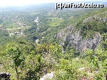[P01] Din spatele manastirii Polovragi porneste un traseu marcat excelent pana pe peretele din dreapta cheilor, deasupra Pesterii Polovragi. Sus se afla o cruce din piatra de unde peisajul se vede ca in poza atasata » foto by hattrick
 - 
<span class="allrVoted glyphicon glyphicon-heart hidden" id="av428991"></span>
<a class="m-l-10 hidden" id="sv428991" onclick="voting_Foto_DelVot(,428991,10257)" role="button">șterge vot <span class="glyphicon glyphicon-remove"></span></a>
<a id="v9428991" class=" c-red"  onclick="voting_Foto_SetVot(428991)" role="button"><span class="glyphicon glyphicon-heart-empty"></span> <b>LIKE</b> = Votează poza</a> <img class="hidden"  id="f428991W9" src="/imagini/loader.gif" border="0" /><span class="AjErrMes hidden" id="e428991ErM"></span>
