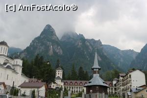 [P01] Priveliștea de pe terasa pensiunii: Mănăstirea Caraiman și munții acoperiți de nori » foto by Cleopatraa
 - 
<span class="allrVoted glyphicon glyphicon-heart hidden" id="av748115"></span>
<a class="m-l-10 hidden" id="sv748115" onclick="voting_Foto_DelVot(,748115,10286)" role="button">șterge vot <span class="glyphicon glyphicon-remove"></span></a>
<a id="v9748115" class=" c-red"  onclick="voting_Foto_SetVot(748115)" role="button"><span class="glyphicon glyphicon-heart-empty"></span> <b>LIKE</b> = Votează poza</a> <img class="hidden"  id="f748115W9" src="/imagini/loader.gif" border="0" /><span class="AjErrMes hidden" id="e748115ErM"></span>