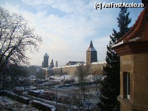 [P01] Frumoasă dimineaţă! Din camera de hotel vedem zidurile oraşului. Al doilea turn este una dintre intrările principale în cetate: Roedertor. Sub copacul din stînga imaginii, vecin cu hotelul, este curtea unei şcoli, sursă de veselie care întregeşte atmosfera de sărbătoare.  » foto by abancor
 - 
<span class="allrVoted glyphicon glyphicon-heart hidden" id="av386174"></span>
<a class="m-l-10 hidden" id="sv386174" onclick="voting_Foto_DelVot(,386174,10426)" role="button">șterge vot <span class="glyphicon glyphicon-remove"></span></a>
<a id="v9386174" class=" c-red"  onclick="voting_Foto_SetVot(386174)" role="button"><span class="glyphicon glyphicon-heart-empty"></span> <b>LIKE</b> = Votează poza</a> <img class="hidden"  id="f386174W9" src="/imagini/loader.gif" border="0" /><span class="AjErrMes hidden" id="e386174ErM"></span>