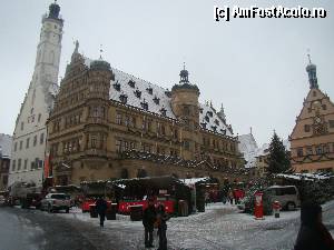 [P13] Marktplatz, clădirea primăriei şi cîteva dintre tarabele pieţei de Crăciun.  » foto by abancor
 - 
<span class="allrVoted glyphicon glyphicon-heart hidden" id="av386186"></span>
<a class="m-l-10 hidden" id="sv386186" onclick="voting_Foto_DelVot(,386186,10426)" role="button">șterge vot <span class="glyphicon glyphicon-remove"></span></a>
<a id="v9386186" class=" c-red"  onclick="voting_Foto_SetVot(386186)" role="button"><span class="glyphicon glyphicon-heart-empty"></span> <b>LIKE</b> = Votează poza</a> <img class="hidden"  id="f386186W9" src="/imagini/loader.gif" border="0" /><span class="AjErrMes hidden" id="e386186ErM"></span>