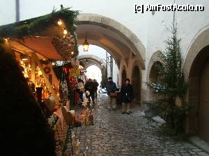 [P14] Tarabe cu podoabe artizanale sub arcadele primăriei. Brazi ca cel din dreapta erau principalele decoraţiuni de Crăciun de pe străzi.  » foto by abancor
 - 
<span class="allrVoted glyphicon glyphicon-heart hidden" id="av386187"></span>
<a class="m-l-10 hidden" id="sv386187" onclick="voting_Foto_DelVot(,386187,10426)" role="button">șterge vot <span class="glyphicon glyphicon-remove"></span></a>
<a id="v9386187" class=" c-red"  onclick="voting_Foto_SetVot(386187)" role="button"><span class="glyphicon glyphicon-heart-empty"></span> <b>LIKE</b> = Votează poza</a> <img class="hidden"  id="f386187W9" src="/imagini/loader.gif" border="0" /><span class="AjErrMes hidden" id="e386187ErM"></span>