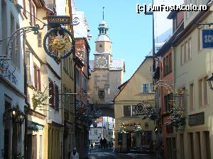 [P17] Markusturm din alt unghi. Sub arcadă, în plan depărtat, se vede o fîntînă publică. De toate casele sînt agăţate firme felurite.  » foto by abancor
 - 
<span class="allrVoted glyphicon glyphicon-heart hidden" id="av386190"></span>
<a class="m-l-10 hidden" id="sv386190" onclick="voting_Foto_DelVot(,386190,10426)" role="button">șterge vot <span class="glyphicon glyphicon-remove"></span></a>
<a id="v9386190" class=" c-red"  onclick="voting_Foto_SetVot(386190)" role="button"><span class="glyphicon glyphicon-heart-empty"></span> <b>LIKE</b> = Votează poza</a> <img class="hidden"  id="f386190W9" src="/imagini/loader.gif" border="0" /><span class="AjErrMes hidden" id="e386190ErM"></span>