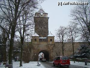 [P02] Galgentor, intrarea în cetate de lîngă hotel. De aici începeam de obicei plimbările.  » foto by abancor
 - 
<span class="allrVoted glyphicon glyphicon-heart hidden" id="av386175"></span>
<a class="m-l-10 hidden" id="sv386175" onclick="voting_Foto_DelVot(,386175,10426)" role="button">șterge vot <span class="glyphicon glyphicon-remove"></span></a>
<a id="v9386175" class=" c-red"  onclick="voting_Foto_SetVot(386175)" role="button"><span class="glyphicon glyphicon-heart-empty"></span> <b>LIKE</b> = Votează poza</a> <img class="hidden"  id="f386175W9" src="/imagini/loader.gif" border="0" /><span class="AjErrMes hidden" id="e386175ErM"></span>