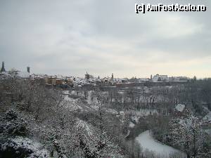[P23] Din parc, către sud. Jos curge Tauberul, iar pantele de sub ziduri sînt plantate cu viţă de vie. În dreapta imaginii este capătul sudic al oraşului fortificat.  » foto by abancor
 - 
<span class="allrVoted glyphicon glyphicon-heart hidden" id="av386196"></span>
<a class="m-l-10 hidden" id="sv386196" onclick="voting_Foto_DelVot(,386196,10426)" role="button">șterge vot <span class="glyphicon glyphicon-remove"></span></a>
<a id="v9386196" class=" c-red"  onclick="voting_Foto_SetVot(386196)" role="button"><span class="glyphicon glyphicon-heart-empty"></span> <b>LIKE</b> = Votează poza</a> <img class="hidden"  id="f386196W9" src="/imagini/loader.gif" border="0" /><span class="AjErrMes hidden" id="e386196ErM"></span>