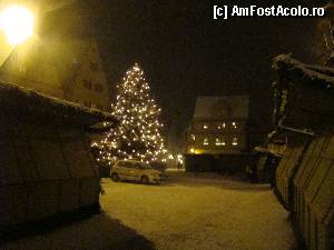 [P28] Tarabele s-au închis în Marktplatz. Sub ferestrele primăriei, singur luminat rămîne bradul de Crăciun.  » foto by abancor
 - 
<span class="allrVoted glyphicon glyphicon-heart hidden" id="av386201"></span>
<a class="m-l-10 hidden" id="sv386201" onclick="voting_Foto_DelVot(,386201,10426)" role="button">șterge vot <span class="glyphicon glyphicon-remove"></span></a>
<a id="v9386201" class=" c-red"  onclick="voting_Foto_SetVot(386201)" role="button"><span class="glyphicon glyphicon-heart-empty"></span> <b>LIKE</b> = Votează poza</a> <img class="hidden"  id="f386201W9" src="/imagini/loader.gif" border="0" /><span class="AjErrMes hidden" id="e386201ErM"></span>