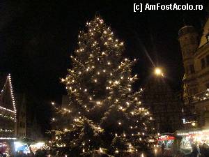 [P29] O imagine cu tîrgul seara, cînd încă este animat. În dreapta este primăria.  » foto by abancor
 - 
<span class="allrVoted glyphicon glyphicon-heart hidden" id="av386202"></span>
<a class="m-l-10 hidden" id="sv386202" onclick="voting_Foto_DelVot(,386202,10426)" role="button">șterge vot <span class="glyphicon glyphicon-remove"></span></a>
<a id="v9386202" class=" c-red"  onclick="voting_Foto_SetVot(386202)" role="button"><span class="glyphicon glyphicon-heart-empty"></span> <b>LIKE</b> = Votează poza</a> <img class="hidden"  id="f386202W9" src="/imagini/loader.gif" border="0" /><span class="AjErrMes hidden" id="e386202ErM"></span>