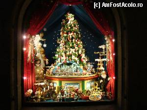 [P30] Plimbarea de seară ne duce şi prin dreptul unor vitrine ale copilăriei.  » foto by abancor
 - 
<span class="allrVoted glyphicon glyphicon-heart hidden" id="av386203"></span>
<a class="m-l-10 hidden" id="sv386203" onclick="voting_Foto_DelVot(,386203,10426)" role="button">șterge vot <span class="glyphicon glyphicon-remove"></span></a>
<a id="v9386203" class=" c-red"  onclick="voting_Foto_SetVot(386203)" role="button"><span class="glyphicon glyphicon-heart-empty"></span> <b>LIKE</b> = Votează poza</a> <img class="hidden"  id="f386203W9" src="/imagini/loader.gif" border="0" /><span class="AjErrMes hidden" id="e386203ErM"></span>