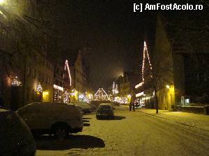 [P31] Strada principală, Herrngasse, seara. În mijloc este o fîntînă. Podoabele de pe străzi sînt decente şi minimale- » foto by abancor
 - 
<span class="allrVoted glyphicon glyphicon-heart hidden" id="av386204"></span>
<a class="m-l-10 hidden" id="sv386204" onclick="voting_Foto_DelVot(,386204,10426)" role="button">șterge vot <span class="glyphicon glyphicon-remove"></span></a>
<a id="v9386204" class=" c-red"  onclick="voting_Foto_SetVot(386204)" role="button"><span class="glyphicon glyphicon-heart-empty"></span> <b>LIKE</b> = Votează poza</a> <img class="hidden"  id="f386204W9" src="/imagini/loader.gif" border="0" /><span class="AjErrMes hidden" id="e386204ErM"></span>