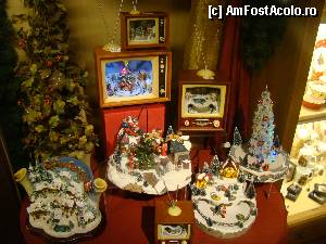 [P35] Jucării cu baterii pentru copii (dar şi adulţi): patinoare, pe care se mişcă patinatori, televizoare în care se învîrtesc trenuleţe în timp ce cîntă colinde şi alte chinezării, culmea, atractive şi bine lucrate.  » foto by abancor
 - 
<span class="allrVoted glyphicon glyphicon-heart hidden" id="av386208"></span>
<a class="m-l-10 hidden" id="sv386208" onclick="voting_Foto_DelVot(,386208,10426)" role="button">șterge vot <span class="glyphicon glyphicon-remove"></span></a>
<a id="v9386208" class=" c-red"  onclick="voting_Foto_SetVot(386208)" role="button"><span class="glyphicon glyphicon-heart-empty"></span> <b>LIKE</b> = Votează poza</a> <img class="hidden"  id="f386208W9" src="/imagini/loader.gif" border="0" /><span class="AjErrMes hidden" id="e386208ErM"></span>