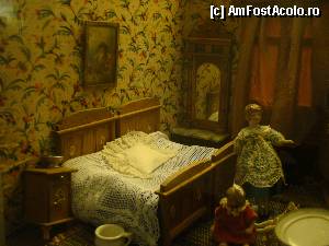 [P50] Detaliu dintr-o căsuţă de păpuşi. Observaţi migala cu care s-a replicat totul, de la cuvertură la tablou. Păpuşile au cîţiva centimetri.  » foto by abancor
 - 
<span class="allrVoted glyphicon glyphicon-heart hidden" id="av386223"></span>
<a class="m-l-10 hidden" id="sv386223" onclick="voting_Foto_DelVot(,386223,10426)" role="button">șterge vot <span class="glyphicon glyphicon-remove"></span></a>
<a id="v9386223" class=" c-red"  onclick="voting_Foto_SetVot(386223)" role="button"><span class="glyphicon glyphicon-heart-empty"></span> <b>LIKE</b> = Votează poza</a> <img class="hidden"  id="f386223W9" src="/imagini/loader.gif" border="0" /><span class="AjErrMes hidden" id="e386223ErM"></span>