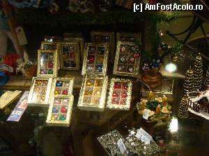 [P51] De vînzare, la magazinul muzeului, miniaturi. În acest caz, podoabe pentru brăduţi de jucărie. Globuri de cîţiva mm diametru.  » foto by abancor
 - 
<span class="allrVoted glyphicon glyphicon-heart hidden" id="av386224"></span>
<a class="m-l-10 hidden" id="sv386224" onclick="voting_Foto_DelVot(,386224,10426)" role="button">șterge vot <span class="glyphicon glyphicon-remove"></span></a>
<a id="v9386224" class=" c-red"  onclick="voting_Foto_SetVot(386224)" role="button"><span class="glyphicon glyphicon-heart-empty"></span> <b>LIKE</b> = Votează poza</a> <img class="hidden"  id="f386224W9" src="/imagini/loader.gif" border="0" /><span class="AjErrMes hidden" id="e386224ErM"></span>