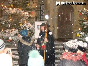 [P62] Hans-Georg Baumgartner, paznicul de noapte, face poze cu doritorii la începutul turului.  » foto by abancor
 - 
<span class="allrVoted glyphicon glyphicon-heart hidden" id="av386235"></span>
<a class="m-l-10 hidden" id="sv386235" onclick="voting_Foto_DelVot(,386235,10426)" role="button">șterge vot <span class="glyphicon glyphicon-remove"></span></a>
<a id="v9386235" class=" c-red"  onclick="voting_Foto_SetVot(386235)" role="button"><span class="glyphicon glyphicon-heart-empty"></span> <b>LIKE</b> = Votează poza</a> <img class="hidden"  id="f386235W9" src="/imagini/loader.gif" border="0" /><span class="AjErrMes hidden" id="e386235ErM"></span>