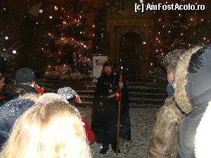 [P63] În faţa primăriei, paznicul de noapte ne vorbeşte despre istoria locurilor.  » foto by abancor
 - 
<span class="allrVoted glyphicon glyphicon-heart hidden" id="av386236"></span>
<a class="m-l-10 hidden" id="sv386236" onclick="voting_Foto_DelVot(,386236,10426)" role="button">șterge vot <span class="glyphicon glyphicon-remove"></span></a>
<a id="v9386236" class=" c-red"  onclick="voting_Foto_SetVot(386236)" role="button"><span class="glyphicon glyphicon-heart-empty"></span> <b>LIKE</b> = Votează poza</a> <img class="hidden"  id="f386236W9" src="/imagini/loader.gif" border="0" /><span class="AjErrMes hidden" id="e386236ErM"></span>