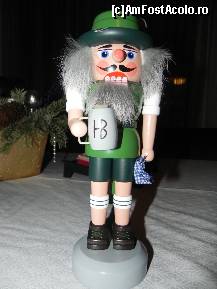 [P67] La ceva vreme de la publicarea review-ului am făcut o poză unei decoraţiuni specifice cumpărate de la Käthe Wohlfahrt. Acest spărgător de nuci este lucrat manual şi are valoare de 'bibelou': sîntem sfătuiţi să nu spargem nuci cu el, ci să îl preţuim ca pe un obiect de artizanat local » foto by abancor
 - 
<span class="allrVoted glyphicon glyphicon-heart hidden" id="av408576"></span>
<a class="m-l-10 hidden" id="sv408576" onclick="voting_Foto_DelVot(,408576,10426)" role="button">șterge vot <span class="glyphicon glyphicon-remove"></span></a>
<a id="v9408576" class=" c-red"  onclick="voting_Foto_SetVot(408576)" role="button"><span class="glyphicon glyphicon-heart-empty"></span> <b>LIKE</b> = Votează poza</a> <img class="hidden"  id="f408576W9" src="/imagini/loader.gif" border="0" /><span class="AjErrMes hidden" id="e408576ErM"></span>