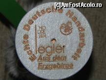 [P69] Pe postamentul spărgătorului de nuci este gravată marca autenticităţii: obiect veritabil artizanal german, din Erzgebirge (Munţii Metaliferi din zona Saxoniei şi Boemiei, de unde vin majoritatea tradiţiilor de Crăciun, şi despre care puteţi afla mai multe în Muzeul Crăciunului).  » foto by abancor
 - 
<span class="allrVoted glyphicon glyphicon-heart hidden" id="av408578"></span>
<a class="m-l-10 hidden" id="sv408578" onclick="voting_Foto_DelVot(,408578,10426)" role="button">șterge vot <span class="glyphicon glyphicon-remove"></span></a>
<a id="v9408578" class=" c-red"  onclick="voting_Foto_SetVot(408578)" role="button"><span class="glyphicon glyphicon-heart-empty"></span> <b>LIKE</b> = Votează poza</a> <img class="hidden"  id="f408578W9" src="/imagini/loader.gif" border="0" /><span class="AjErrMes hidden" id="e408578ErM"></span>