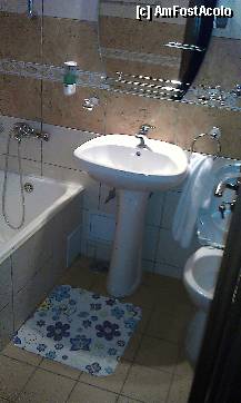 [P05] Baia, dotata cu cada, este destul de spatioasa si bine intretinuta. » foto by ctc
 - 
<span class="allrVoted glyphicon glyphicon-heart hidden" id="av294824"></span>
<a class="m-l-10 hidden" id="sv294824" onclick="voting_Foto_DelVot(,294824,10442)" role="button">șterge vot <span class="glyphicon glyphicon-remove"></span></a>
<a id="v9294824" class=" c-red"  onclick="voting_Foto_SetVot(294824)" role="button"><span class="glyphicon glyphicon-heart-empty"></span> <b>LIKE</b> = Votează poza</a> <img class="hidden"  id="f294824W9" src="/imagini/loader.gif" border="0" /><span class="AjErrMes hidden" id="e294824ErM"></span>