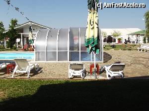 [P17] tot din fata bungalow-ului, peste drum de piscina se vede un alt corp unde este sauna si mai in drepta in plan indepartat este cortul de nunti » foto by Angelinne
 - 
<span class="allrVoted glyphicon glyphicon-heart hidden" id="av354182"></span>
<a class="m-l-10 hidden" id="sv354182" onclick="voting_Foto_DelVot(,354182,10488)" role="button">șterge vot <span class="glyphicon glyphicon-remove"></span></a>
<a id="v9354182" class=" c-red"  onclick="voting_Foto_SetVot(354182)" role="button"><span class="glyphicon glyphicon-heart-empty"></span> <b>LIKE</b> = Votează poza</a> <img class="hidden"  id="f354182W9" src="/imagini/loader.gif" border="0" /><span class="AjErrMes hidden" id="e354182ErM"></span>