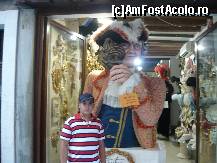 [P14] Baiatul nostru in fata unui magazin de masti de carnaval » foto by leonmaximilian
 - 
<span class="allrVoted glyphicon glyphicon-heart hidden" id="av271393"></span>
<a class="m-l-10 hidden" id="sv271393" onclick="voting_Foto_DelVot(,271393,10515)" role="button">șterge vot <span class="glyphicon glyphicon-remove"></span></a>
<a id="v9271393" class=" c-red"  onclick="voting_Foto_SetVot(271393)" role="button"><span class="glyphicon glyphicon-heart-empty"></span> <b>LIKE</b> = Votează poza</a> <img class="hidden"  id="f271393W9" src="/imagini/loader.gif" border="0" /><span class="AjErrMes hidden" id="e271393ErM"></span>