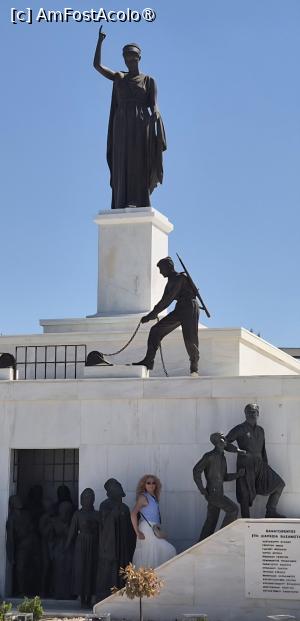 [P12] Monumentul este foarte sugestiv, reprezentand prizonierii ce ies din inchisoare, femei si barbati, preoti, soldati, civili, in timp ce 2 soldati desfac lanturile inchisorii. Figura centrala, cea mai inalta, o reprezinta pe Libertate, cu un deget indreptat spre cer.  » foto by geani anto
 - 
<span class="allrVoted glyphicon glyphicon-heart hidden" id="av1537305"></span>
<a class="m-l-10 hidden" id="sv1537305" onclick="voting_Foto_DelVot(,1537305,10592)" role="button">șterge vot <span class="glyphicon glyphicon-remove"></span></a>
<a id="v91537305" class=" c-red"  onclick="voting_Foto_SetVot(1537305)" role="button"><span class="glyphicon glyphicon-heart-empty"></span> <b>LIKE</b> = Votează poza</a> <img class="hidden"  id="f1537305W9" src="/imagini/loader.gif" border="0" /><span class="AjErrMes hidden" id="e1537305ErM"></span>