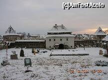 [P09] Castelul din Lăzarea (Depresiunea Giurgeului)- Privire din curte spre Bastionul central. Se văd cîteva dintre lucrările de artă lăsate de diversele tabere de creaţie care s-au desfăşurat aici. » foto by Qvadratvus
 - 
<span class="allrVoted glyphicon glyphicon-heart hidden" id="av285521"></span>
<a class="m-l-10 hidden" id="sv285521" onclick="voting_Foto_DelVot(,285521,10621)" role="button">șterge vot <span class="glyphicon glyphicon-remove"></span></a>
<a id="v9285521" class=" c-red"  onclick="voting_Foto_SetVot(285521)" role="button"><span class="glyphicon glyphicon-heart-empty"></span> <b>LIKE</b> = Votează poza</a> <img class="hidden"  id="f285521W9" src="/imagini/loader.gif" border="0" /><span class="AjErrMes hidden" id="e285521ErM"></span>